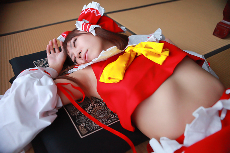 [Cosplay] Reimu Hakurei with dildo and toys - Touhou Project Cosplay